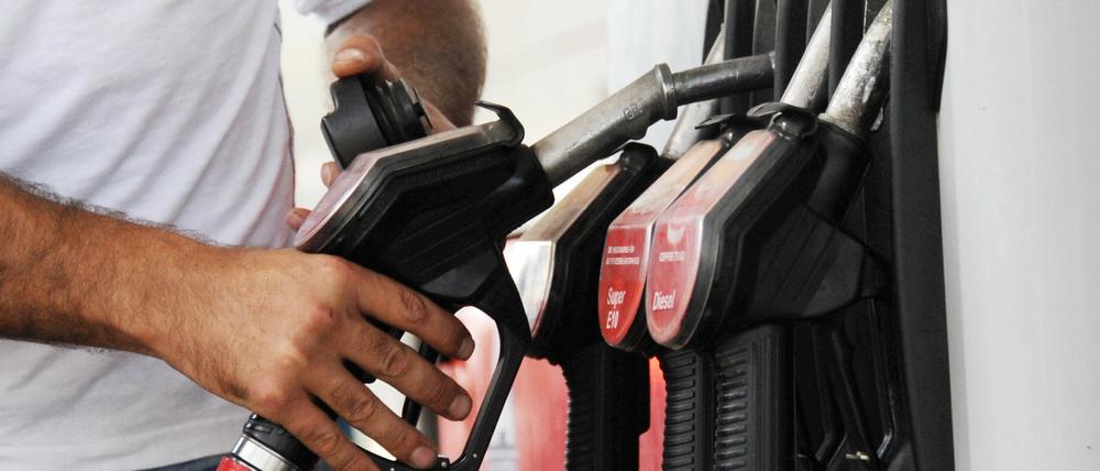 Die Benzinpreise sind zum Ferienbeginn gesunken.