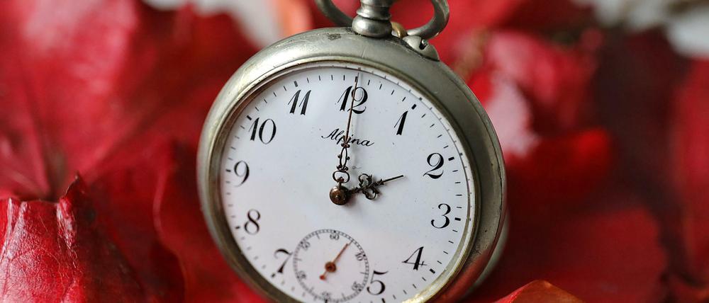 Es bleibt noch eine Weile dabei: Zwei Mal im Jahr werden die Uhren um eine Stunde vor oder zurück gestellt. 