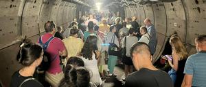 Nach der Panne eines der Züge mussten Passagiere im Tunnel ihre Wagen verlassen und wurden zu Fuß durch den Nottunnel begleitet. 
