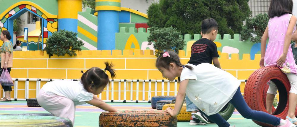 Kinder spielen in Huainan in der Provinz Anhui im Osten Chinas.