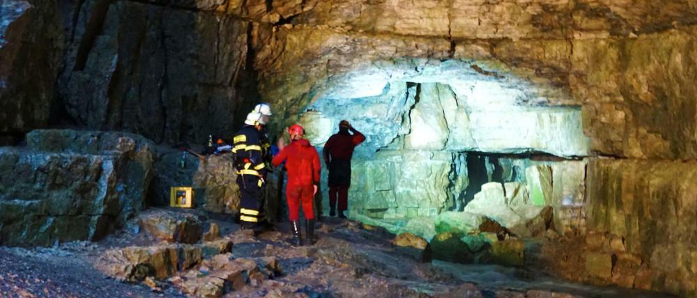 Einsatzkräfte der Bergwacht und Feuerwehrleute sind an der Falkensteiner Höhle im Einsatz. 
