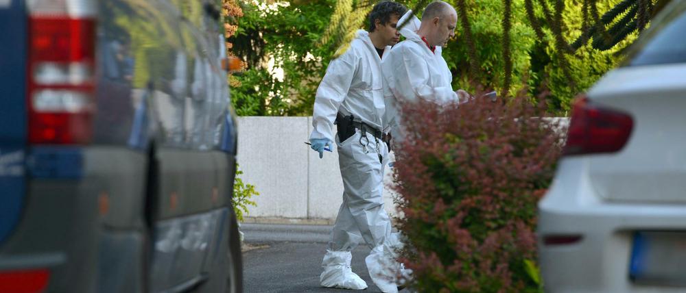 Polizisten der Spurensicherung gehen in Saarbrücken zu dem Haus, in dem ein Mann am Samstag zwei Männer erschossen hatte. 