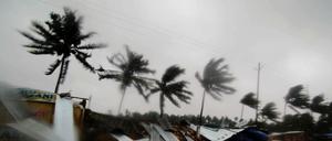 Geschäfte in der Stadt Puri sind teilweise zerstört, während der Zyklon "Fani" tobt. 