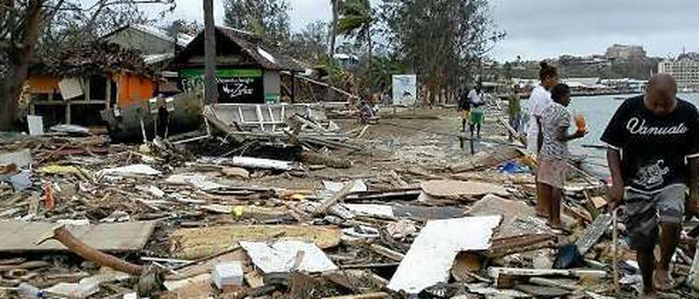 Einwohner der Hauptstadt Port Villa durchsuchen die Trümmer ihrer Häuser.