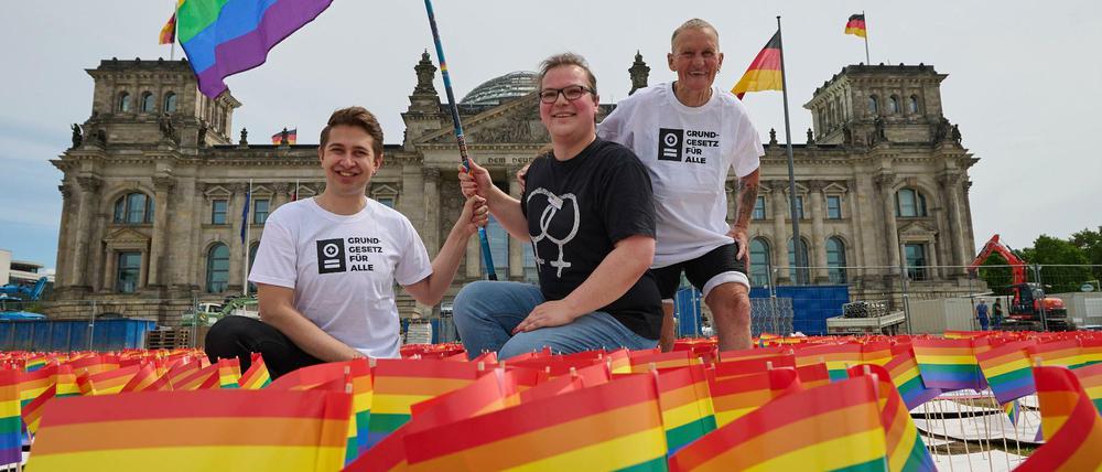 Zum Tag des Grundgesetzes stellen Akivist*innen 1.051 Regenbogenflaggen vor dem Reichstagsgebäude auf.