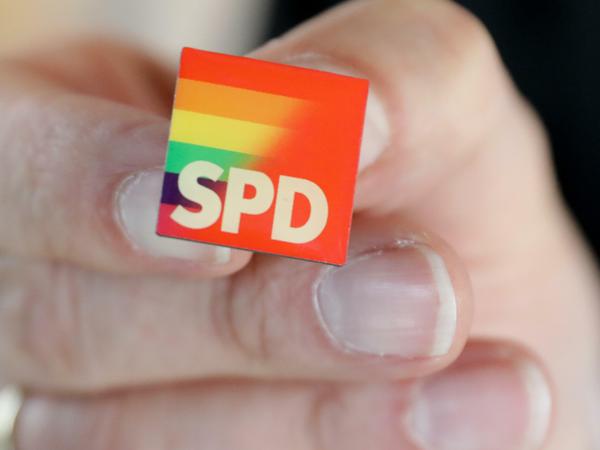 Ein SPD-Abzeichen in Regenbogen-Optik.