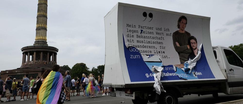 Die AfD versucht auf dem Berliner CSD zu werben - das Plakat wurde von Demonstranten teilweise zerrissen.