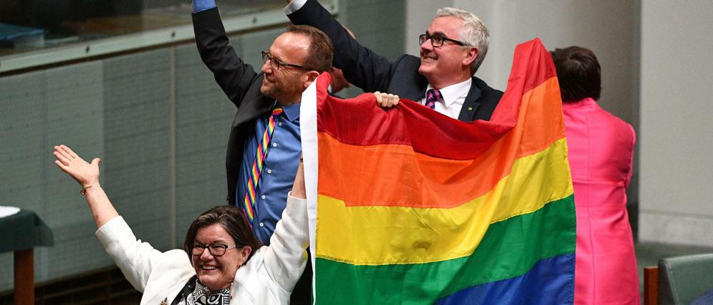 Parlamentsmitglied Cathy McGowan, Adam Brandt und Andrew Wilkie jubeln im Parlament in Canberra, nachdem das Parlament die Ehe für alle beschlossen hat.