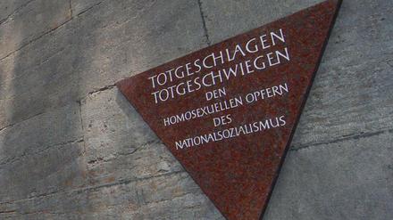 Späte Anerkennung. Jahrzehntelang wurde im Nationalsozialismus verfolgten Lesben und Schwulen das öffentliche Gedenken verweigert. Die 1989 geschaffene Gedenktafel auf dem Nollendorfplatz war in Deutschland die erste außerhalb eines ehemaligen KZ.
