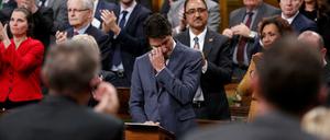 Kanadas Premierminister Justin Trudeau weint bei seiner Rede zur Entschuldigung bei  Lesben, Schwulen und Transgender.