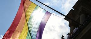 Die Regenbogenfahne - hier vor dem Rathaus in Hamburg.