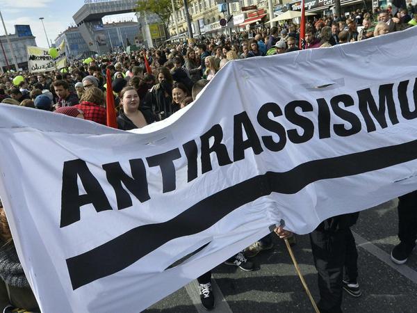 Antirassismus-Demonstration in Wien. Die Regenbogenfahne fehlt. 