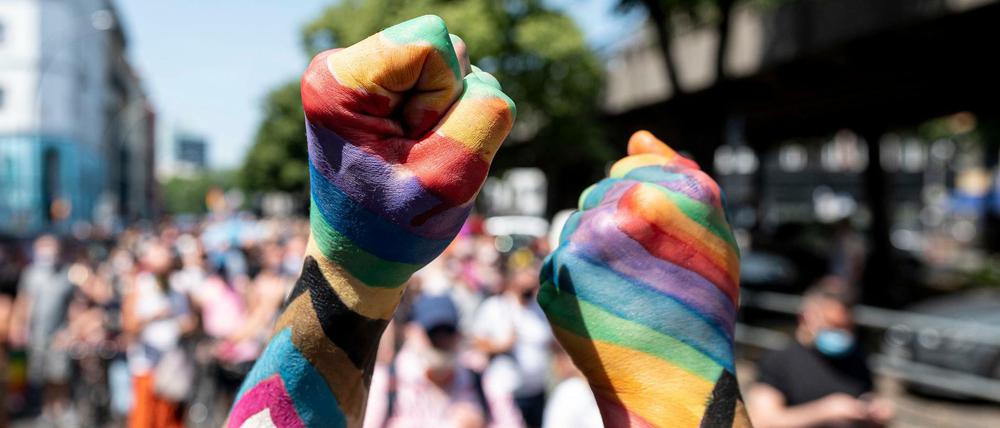 Die queere Community fordert ihre Rechte ein - hier auf dem alternativen CSD im Sommer in Berlin.