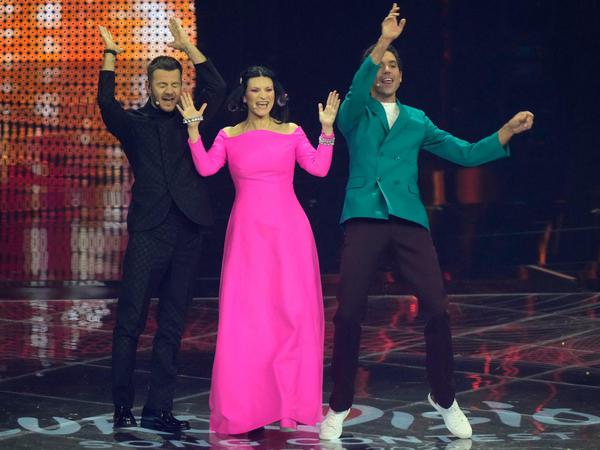 Das Moderationstrio Laura Pausini (M), Alessandro Catalan (l) und Mika auf der Bühne in Turin.