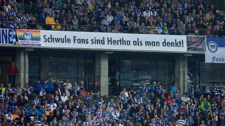 Ha, homo, he - Hertha BSC! Die Hertha Junxx zeigen Flagge.