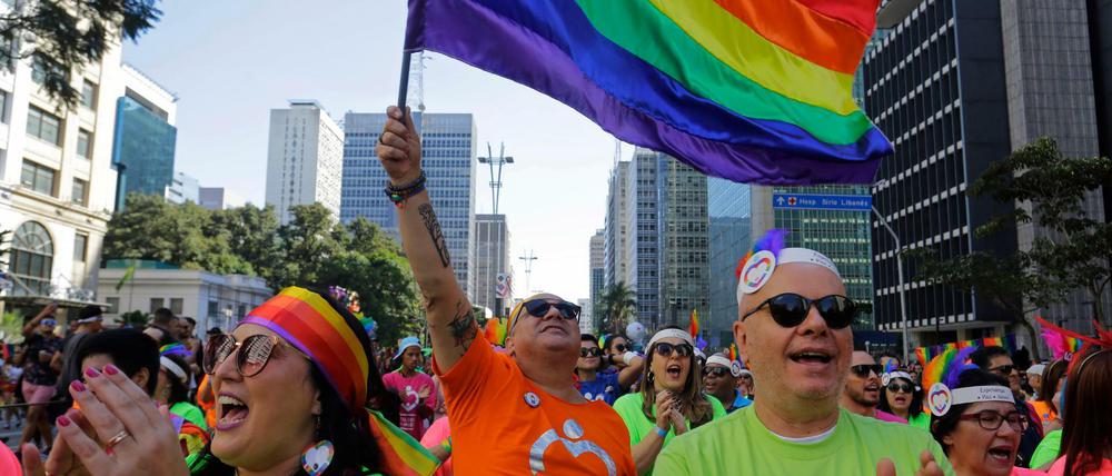 Menschen nehmen an der Gay-Pride-Parade in Sao Paulo teil. 