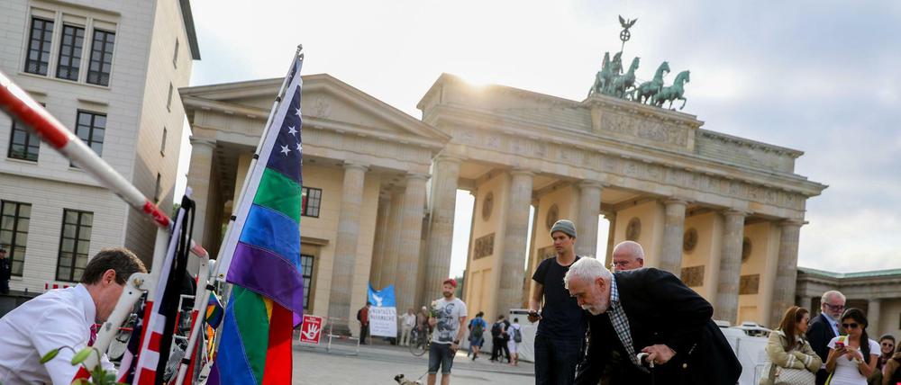 Passanten legen vor der Botschaft der USA am Brandenburger Tor im Gedenken der Opfer des Attentats in Orlando Blumen nieder. Das Land Berlin verzichtet aber auf eine eigene Geste des Gedenkens.