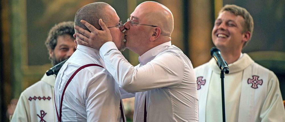 Allein die Liebe zählt. Erst gleichgeschlechtliche Trauung am 12. August 2016 in der Berliner Landeskirche.