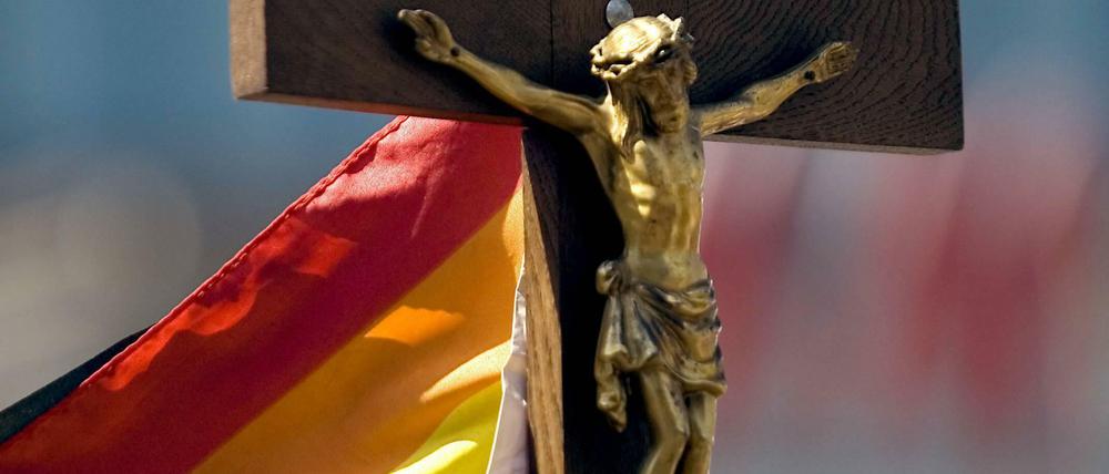 Jesus trifft Regenbogenflagge.