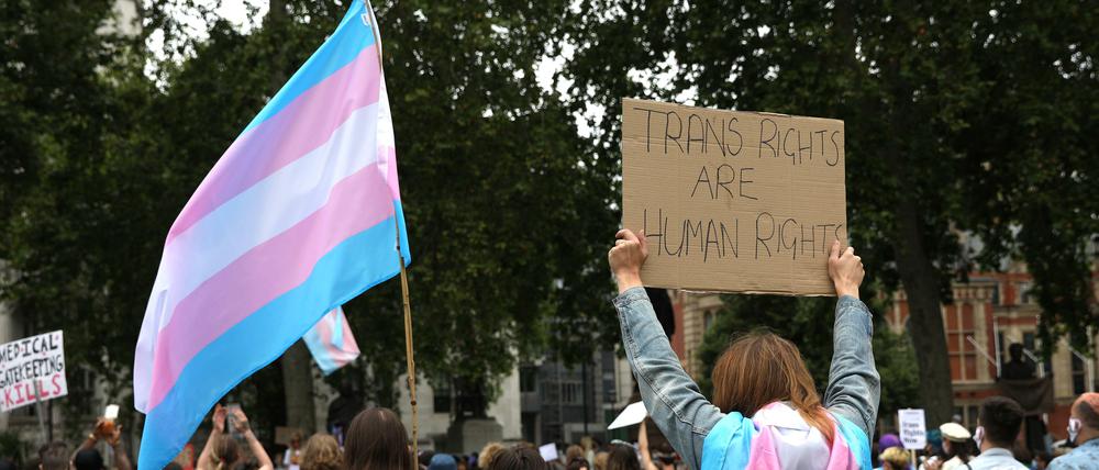 Demonstrant*innen erinnern daran, dass trans Rechte Menschenrechte sind.