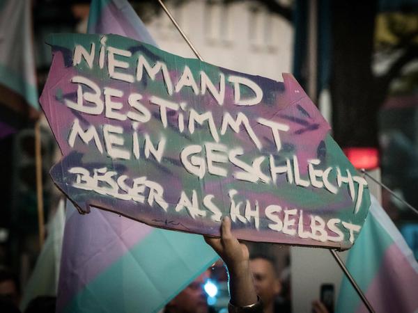 Demonstration für ein Selbstbestimmungsrecht für trans Menschen. Das seit 40 Jahren geltende Transsexuellengesetz wird immer wieder als demütigend kritisiert.