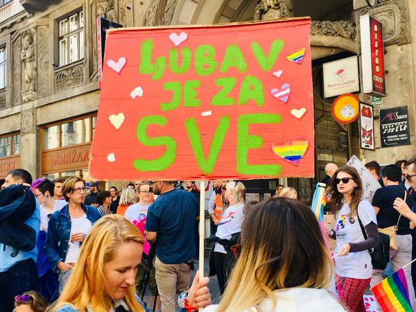 "Liebe ist für alle" findet diese Demonstrantin in Sarajevo.