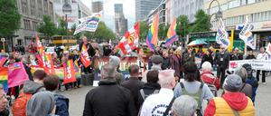 Demonstranten auf einer Kundgebung am Internationalen Tag gegen Homophobie und Transphobie in Berlin teil. 