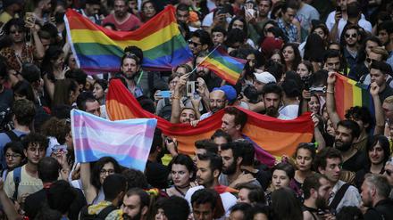Trotz Verbot haben sich am Sonntag Schwule, Lesben, Trans- und Intermenschen zur Pride-Parade in Istanbul versammelt.