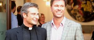 Sind ein Paar. Priester Krzysztof Charamsa und sein Lebensgefährte nach einem Pressetermin in Rom. 