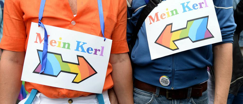 In Deutschland sagen 45 Prozent der Befragten, sie würden es vermeiden, mit ihren gleichgeschlechtlichen Partner Hand in Hand zu gehen.