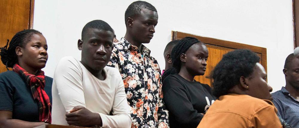 Mitglieder der LGBT-Community stehen in Kampala vor Gericht, nachdem sie in einer queerfreundlichen Bar festgenommen wurden. 