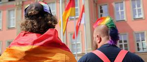 Bisher fehlt der Diskriminierungsschutz für LGBTIs im Grundgesetz. Hier queere Menschen vor dem Brandenburger Landtag.