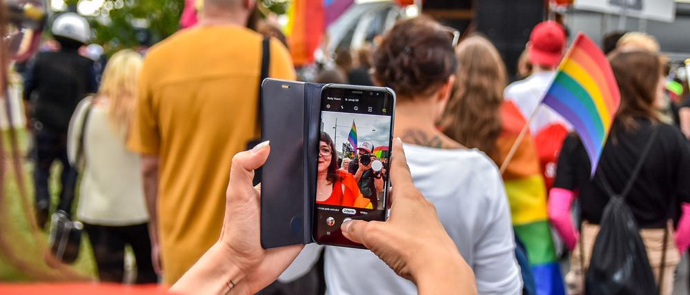 Der CSD wird hier schonmal mobil aufgezeichnet - ein Bild von einem polnischen Pride March von 2019