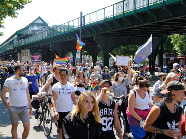 2021 fand die erste East Pride in Berlin statt. Die Demo soll auch an die Emanzipationsgeschichte von Homosexuellen in der DDR erinnern.