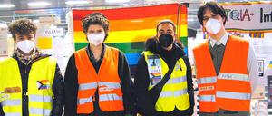 Nóe (l.), Kris, Patrick und Anton gehören zu den Ehrenamtlichen, die rund um die Uhr queeren Personen am Hauptbahnhof Hilfe anbieten.