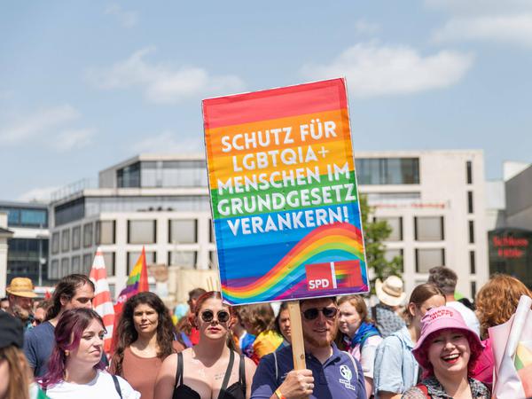 Rund 9.000 Personen demonstrieren beim CSD Nordwest in Oldenburg für sexuelle und geschlechtliche Vielfalt. 