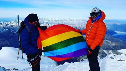 Die Regenbogenfahne auf dem Gipfel des "Elbrus".