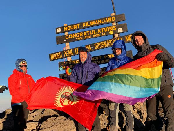 Und hier ist das "Pink Summits"-Team auf dem Kilimanjaro.
