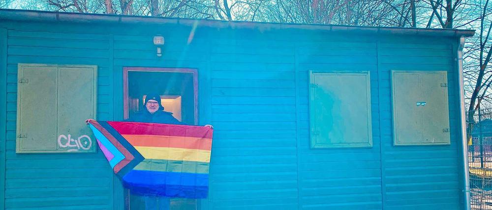 Andreas Otto vor dem "House of Queers".