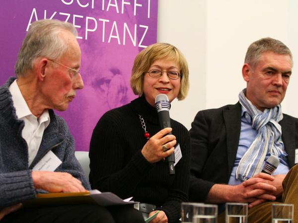 Auf dem Podium. Manfred Bruns (Bundesanwalt a.D.), Barbara Höll (Die Linke) und "taz"-Journalist Jan Feddersen.