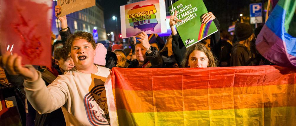 In Warschau protestierten einige hundert Menschen gegen das geplantes Verbot von Demonstrationen für Queer-Rechte.