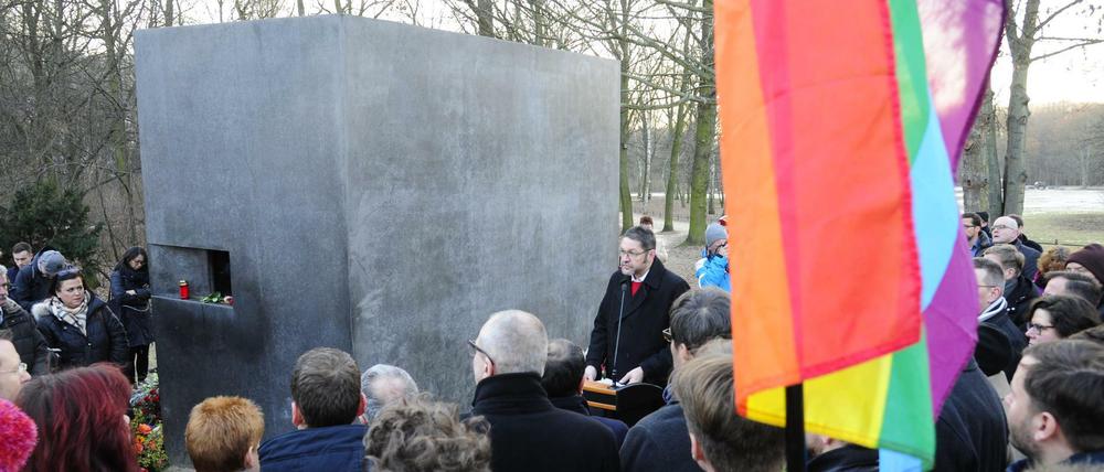 Holocaust-Gedenken am Denkmal für die in der NS-Zeit verfolgten Homosexuellen in Berlin-Tiergarten.