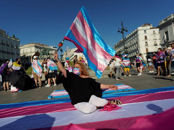 Trans Menschen sind in Gefahr - so sind sie länderübergreifend überproportional von politisch motivierter Menschenfeindlichkeit betroffen (im Bild eine Demo für trans Rechte in Madrid).