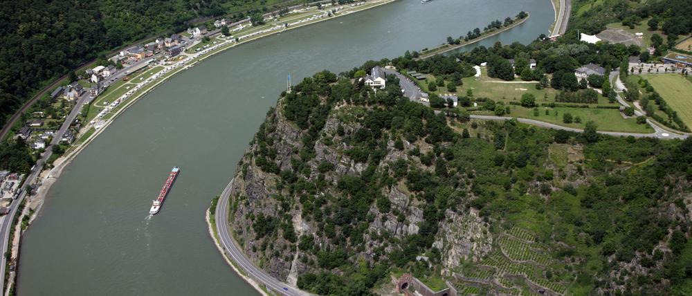 Das Luftbild zeigt den Loreleyfelsen bei St. Goar inmitten des UNESCO-Weltkulturerbegebiets Mittelrheintal. 