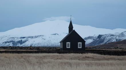 Bisschen gespenstisch: Die Kirche von Budir vor der Schneekulisse.