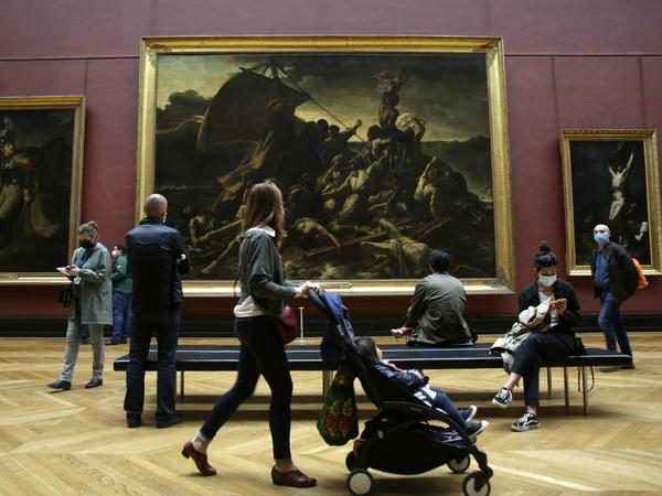 Besucher betrachten Gemälde im Pariser Louvre-Museum. 
