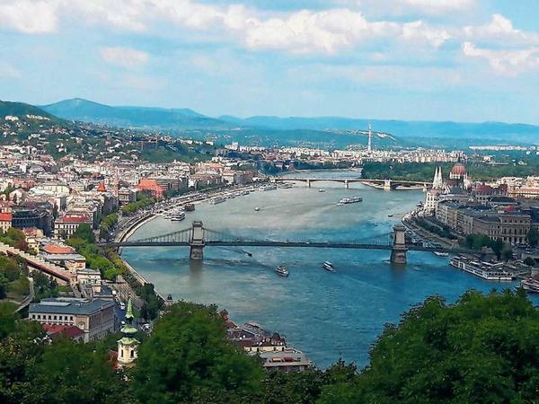 Gemächlich fließt die Donau an Budapest vorüber. Die ungarische Metropole bietet eine Fülle von Sehenswürdigkeiten, rechts im Bild ist etwa das riesige Parlamentsgebäude. 