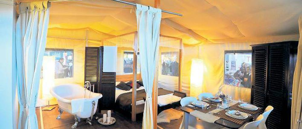 Heia Safari – aber etwas Luxus möcht’ schon sein. Dieser Camping-Palast ist mit Himmelbett, Badewanne, Essecke und Polstergarnitur ausgestattet. Foto: picture-alliance