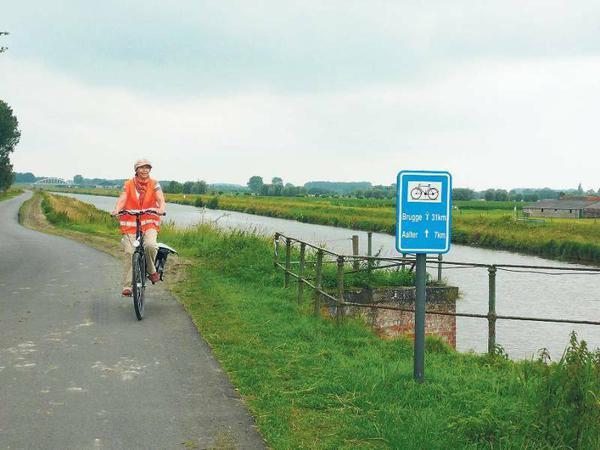 Einfach mal geradeaus fahren – am Kanal entlang. Flandern ist wie geschaffen für eine Radreise.