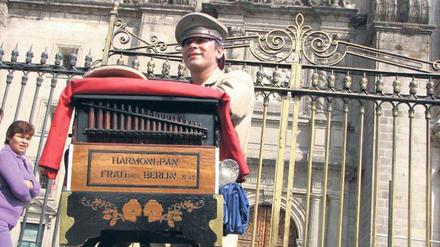 Jede Münze ist willkommen bei Odilón Jardines. Von wegen Hinterhof: Der Mann orgelt vor der Kathedrale in Mexiko-Stadt. 